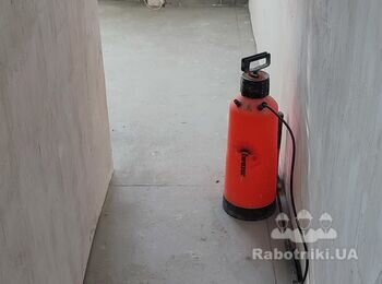 Укладка плитки на пол и стены.
