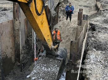 Укладка чугунных водопроводных труб в траншею и монтаж узлов