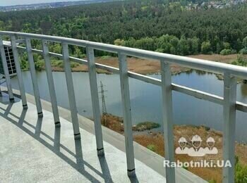 Зачистка від іржі і фарбування перил