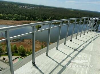 Зачистка від іржі і фарбування перил