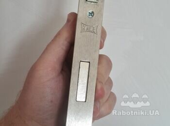 Установка замка в металлопластиковую дверь.