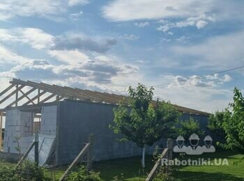 Утеплить крышу мин ватой и подшить гидроизоляцию.