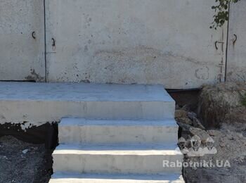 Врезка железной двери в бетонный забор.