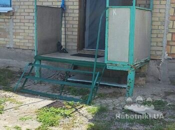 Нужно залить крылышки из бетона , и сварить навес под крылышки.