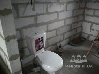 Монтаж водопроводу у ванній кімнаті.