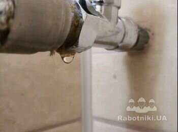 Капає полотенцесушитель