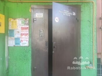 Шпатлёвка парадного входа многоэтажного дома.