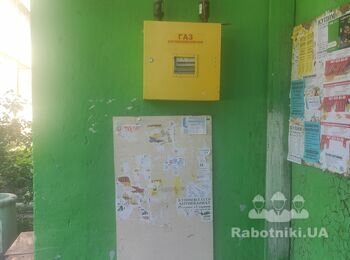 Шпатлёвка парадного входа многоэтажного дома.