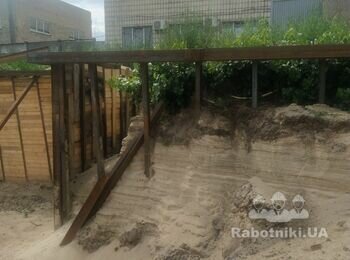 Деревянная заборка шпунтовой ограды