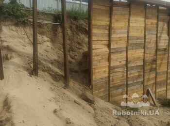 Деревянная заборка шпунтовой ограды