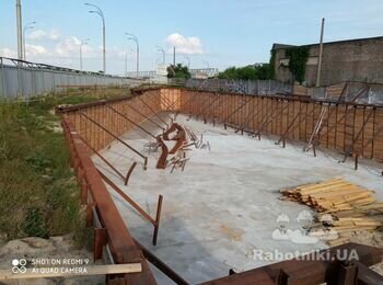 Деревянная заборка шпунтовой ограды