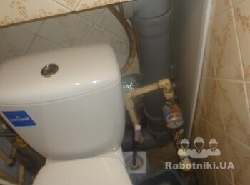 Обшивка труб в туалете и обшивка ванной в ванной комнате
