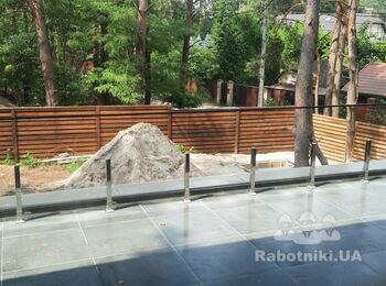 Развоз песка. По периметру участку.