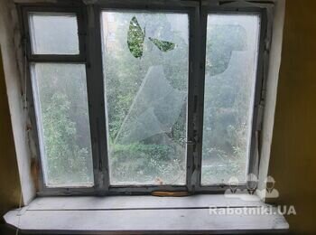 Вставить стекло в обычную деревянную раму, одно окно без форточки