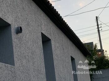 Установка водостоку на фасад одноповерхового будинку