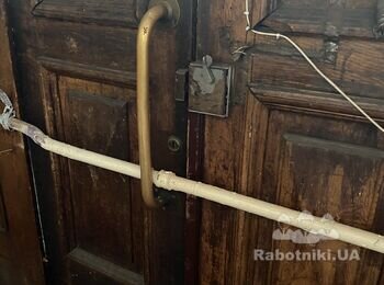 Плотник, Мастер по дубовым и металлическим дверям парадного