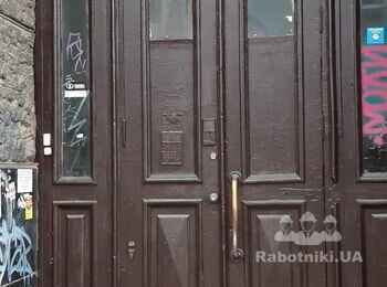Плотник, Мастер по дубовым и металлическим дверям парадного