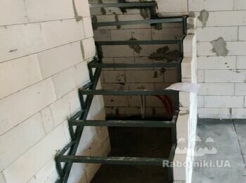 Виготовлення і монтаж дерев'яних сходів (дуб) на металевий каркас
