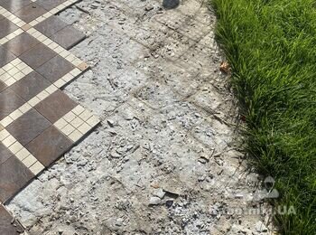 Плитка у дворі приватного будинку