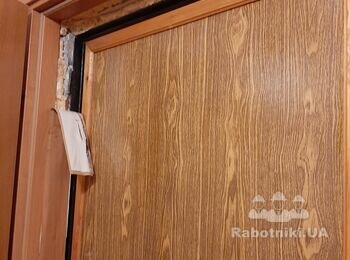 Привести в порядок тамбур между входными дверями в квартиру