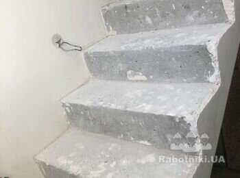 Шліфування бетонних сходів та подальше фарбування полімерною фарбою.