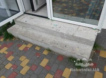 Укладка плитки на ступеньках улицы