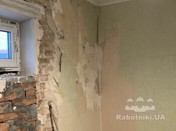 Оббить старую штукатурку и снять деревянный пол