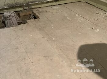 Оббить старую штукатурку и снять деревянный пол