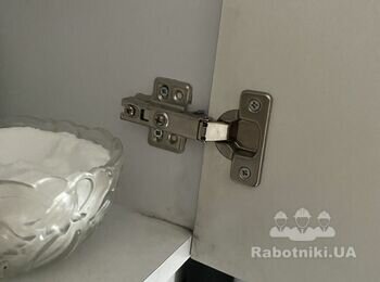 Требуется замена 9 петель на кухне
