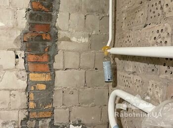 Положить плитку на стены и пол в ванной комнате