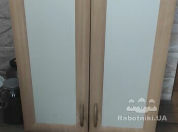 Повесить два шкафчика на кухне