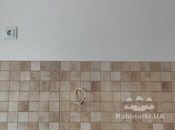 Повесить два шкафчика на кухне