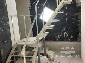 Монтаж деревянных перил и ступеней на лестницу
