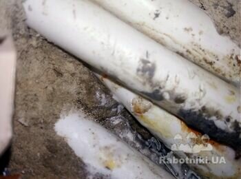 Ремонт пробитой гвоздем трубы водоснабжения