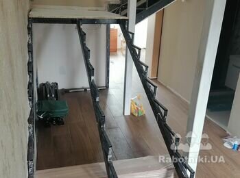 Обшити металевий каркас дерев'яними сходами та підсходинами.