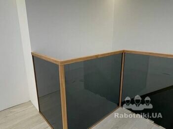 Изготовление стеклянных перил для лестниц со вставками дерева.