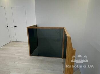Виготовлення скляних перил для сходів із вставками дерева.