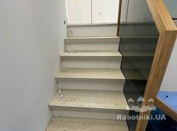 Виготовлення скляних перил для сходів із вставками дерева.