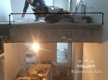 Виготовлення скляних перил для сходів із вставками дерева.