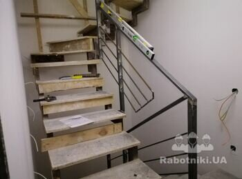 Монтаж ступенів на металеві сходи