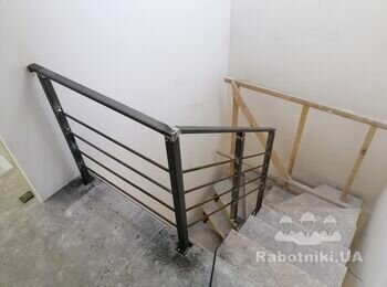 Монтаж ступенів на металеві сходи