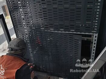 Монтаж корзин под кондиционеры