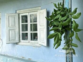 Деревянное окно со ставнями