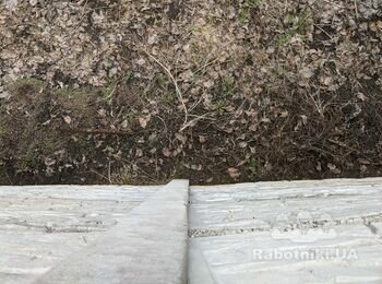 Падаючий паркан, через різницю висоти грунту. 2 секції еврозабора