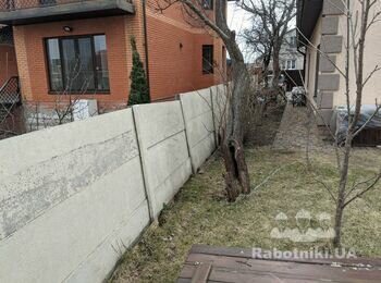 Падаючий паркан, через різницю висоти грунту. 2 секції еврозабора