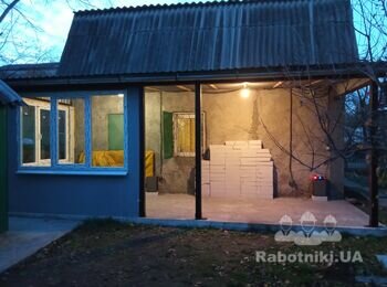 Укладання підлогової дошки і монтаж перил на веранді