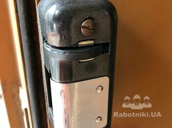Отрегулировать замок и доводчик