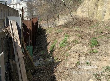 Різноробочі розрівняти площадку