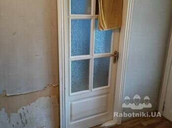 Зняти старі шпалери і пофарбувати стіни в передпокої