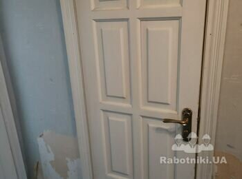 Зняти старі шпалери і пофарбувати стіни в передпокої